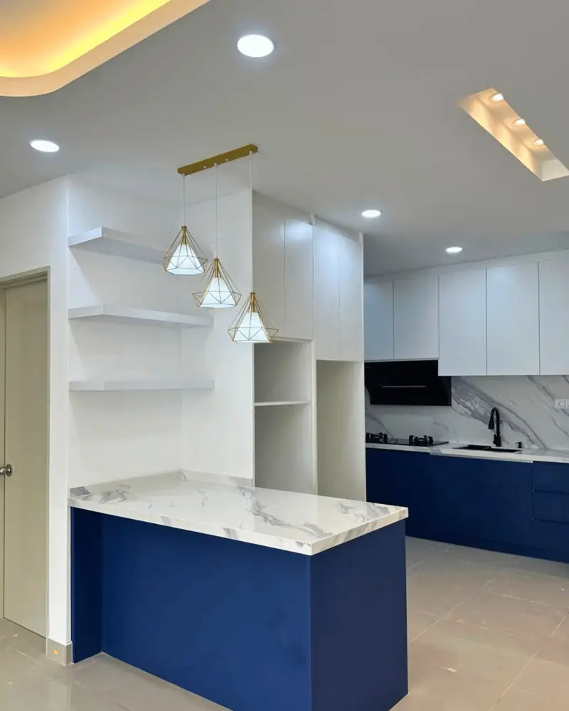 Kabinet dapur biru dengan island